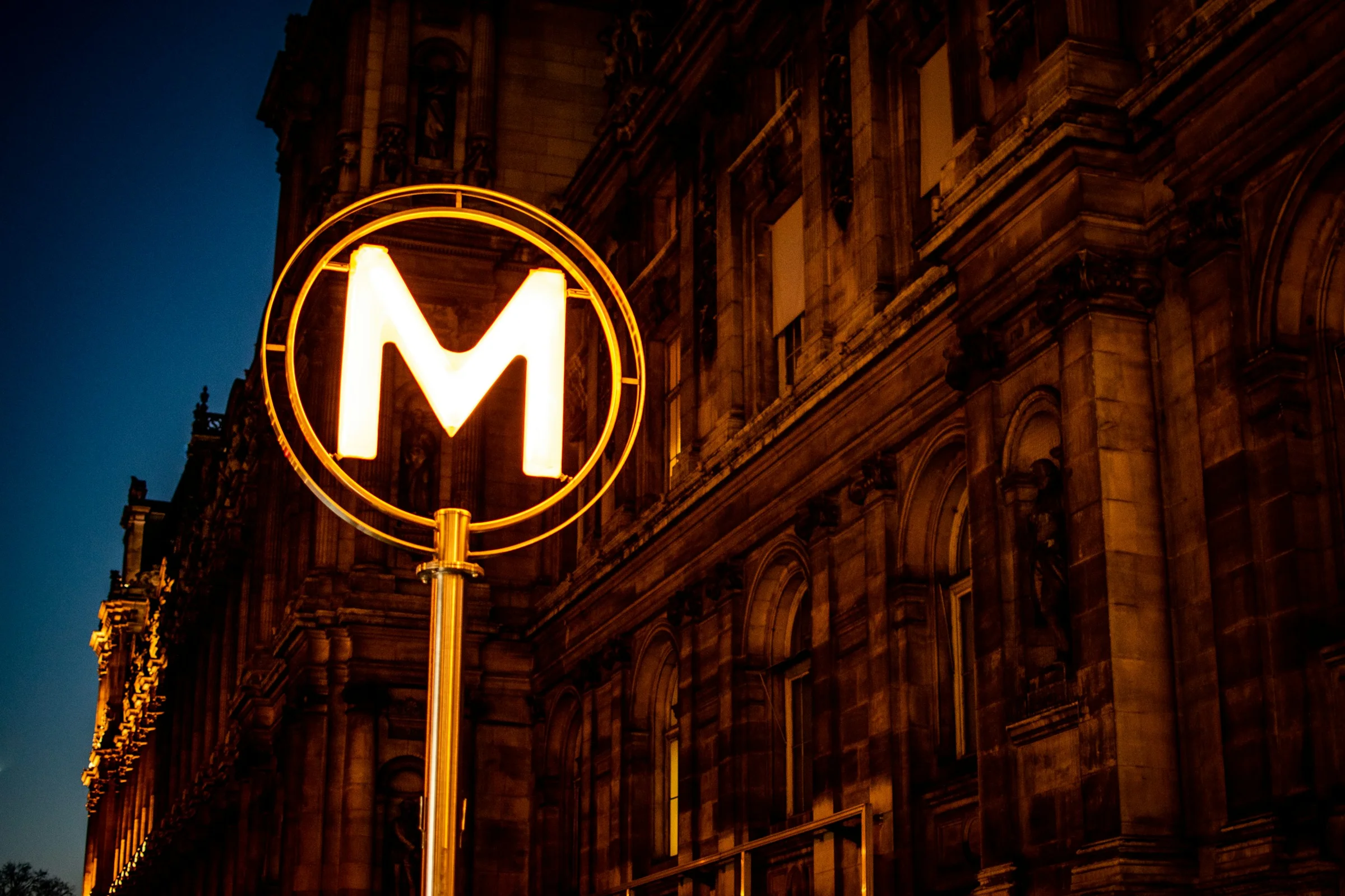Station de métro dans le quartier de l’Hôtel de Ville à Paris — photo d’illustration
