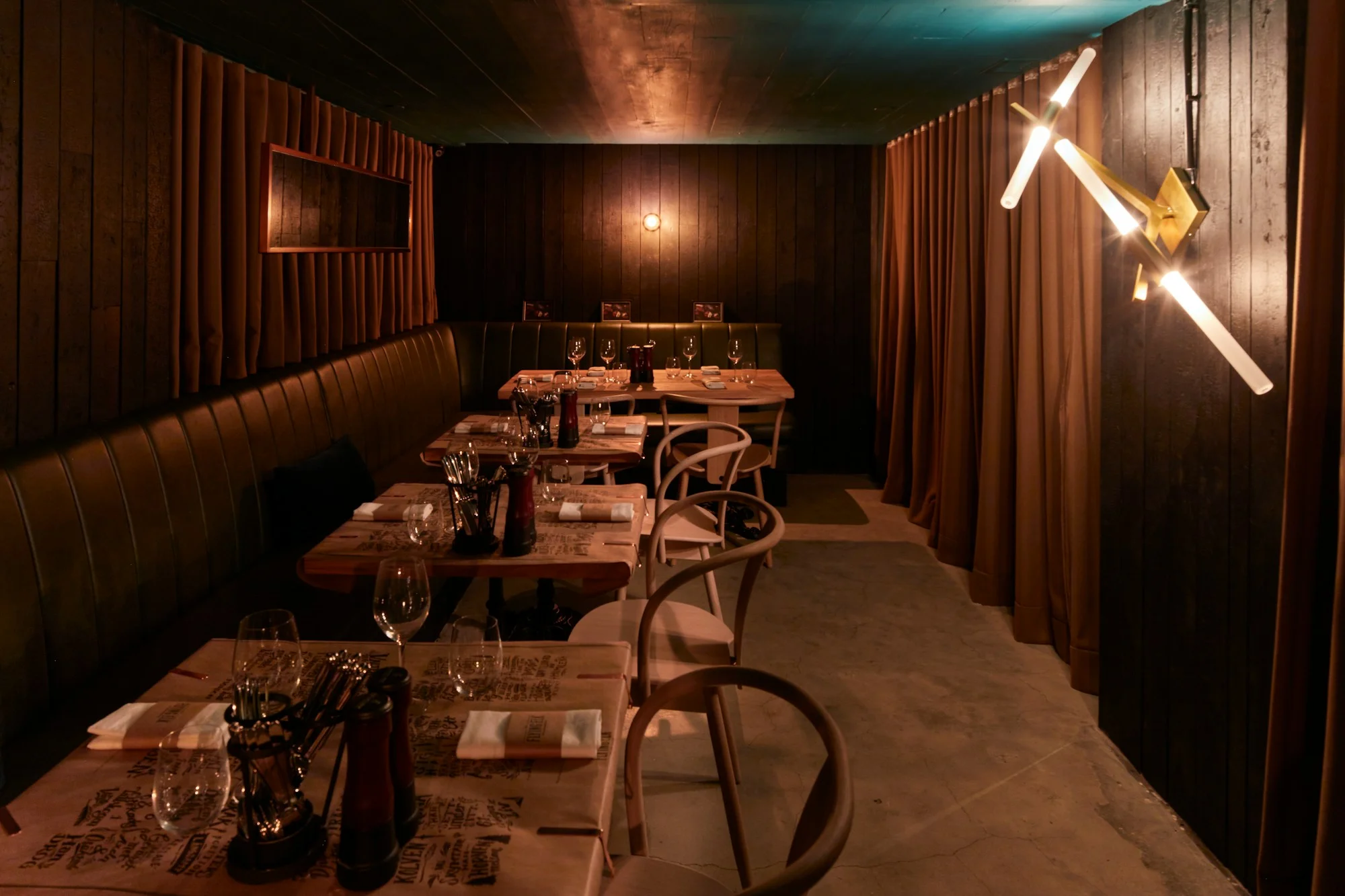 Salle de restaurant et tables dressées — photo d’illustration