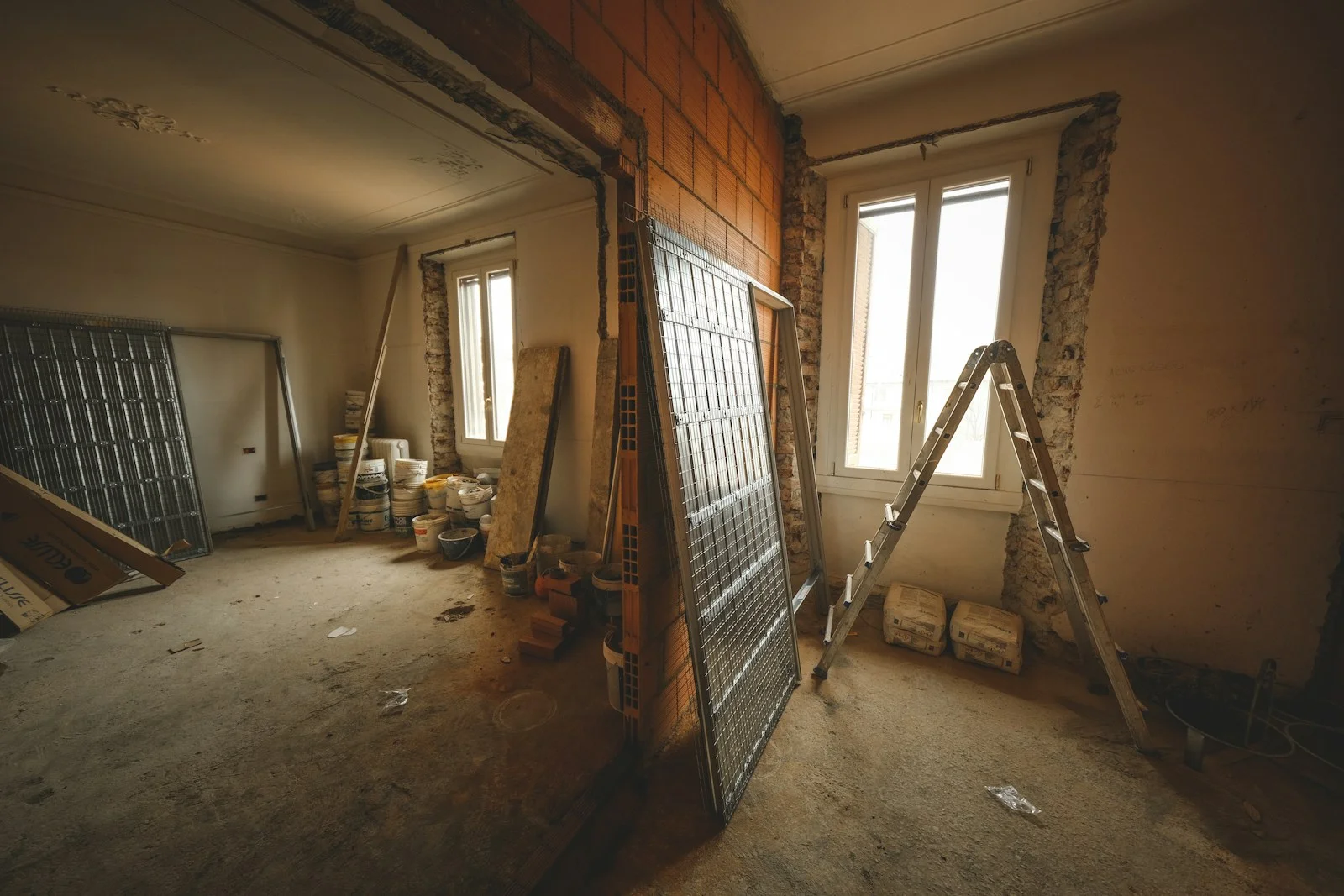 Pièce en travaux avec une échelle — illustration, ne représente pas un chantier de Mohssin Gunnouni