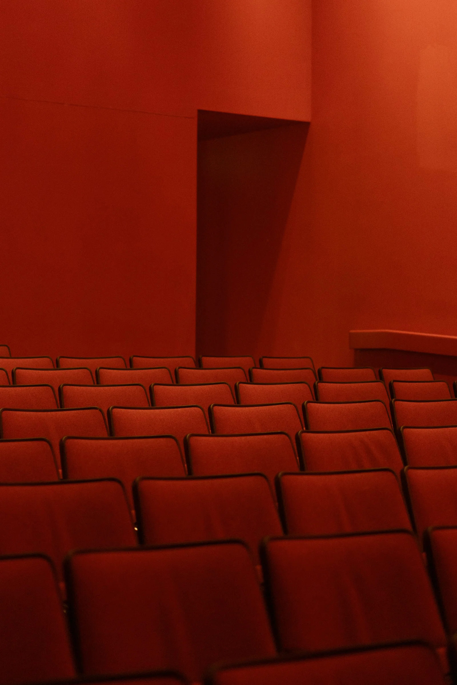 Rangées de fauteuils dans une salle de cinéma — photo d’illustration